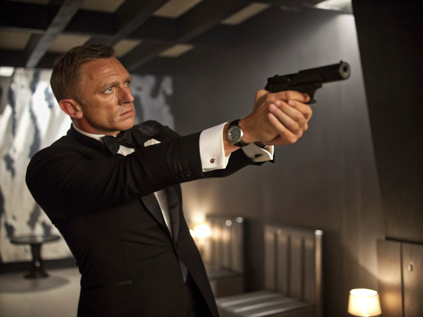 James Bond shooting

